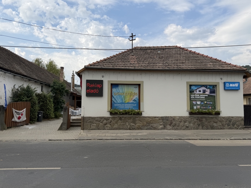 A Hock Festékbolt üzlete kívülről, Dunabogdányban